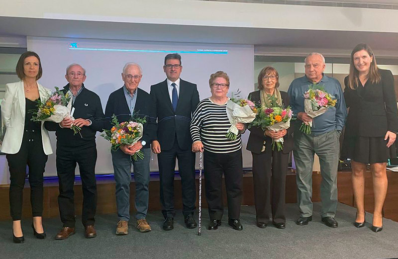 Durant l'acte es va fer un homenatge als clients més anitcs de CaixaBank a Palamós. (Foto: CaixaBank).