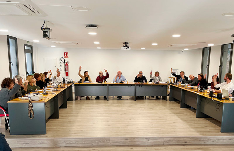 Imatge de la votació de la moció presentada al Ple de Calonge i Sant Antoni. (Foto: Ajuntament de Calonge i Sant Antoni).