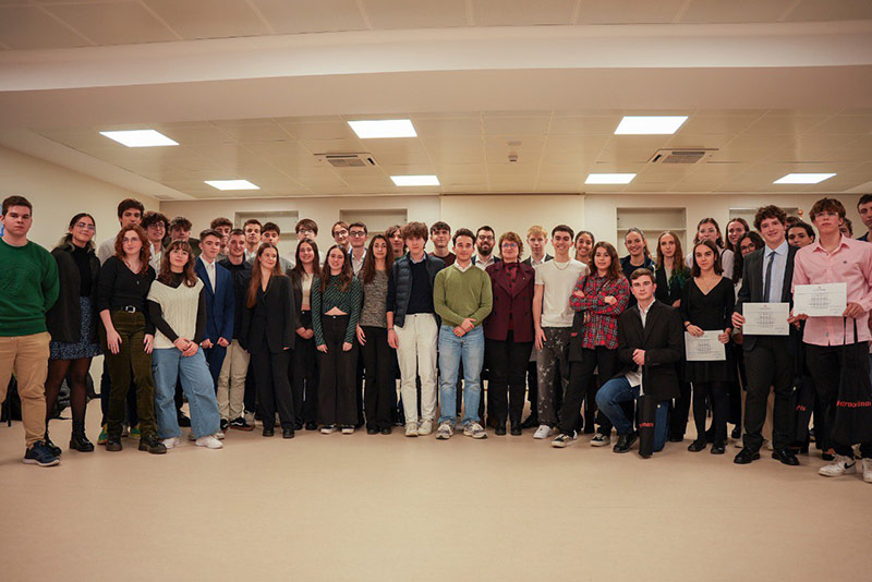 Fotografia dels alumnes reconeguts amb els Premis Extrordinaris de Batxillerat. (Foto: Generalitat de Catalunya).