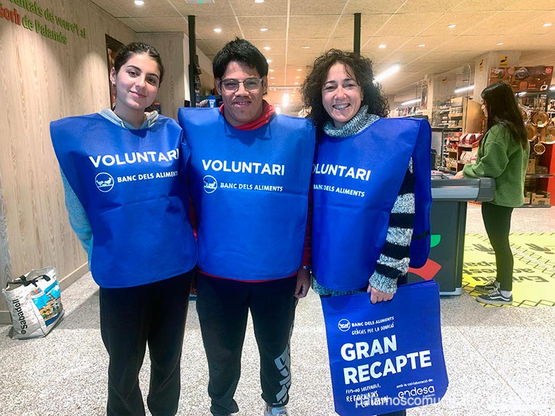 Tres voluntaris del Recapte d'Aliments a Palamós, en una imatge d'arxiu.