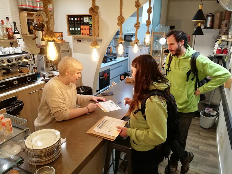 La campanya buscar reduir els envasos entre els establiments i els clients. (Foto: Ajuntament de Palamós).