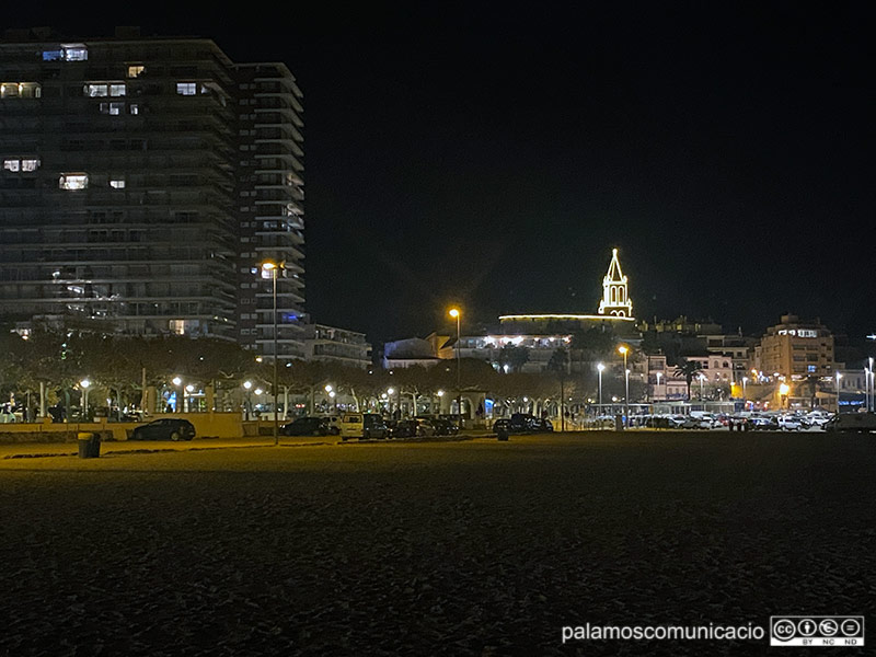 L'església de Palamós il·luminada, ahir al vespre.
