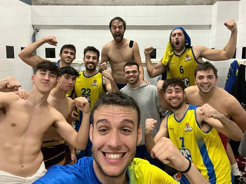 Els jugadors del sènior masculí del Club Esportiu Palamós celebrant una victòria, aquesta temporada. (Foto: CE Palamós).