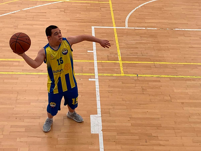 Un dels jugadors de l'equip inclusiu del CE Palamós, 'Somnis'. (Foto: CE Palamós).
