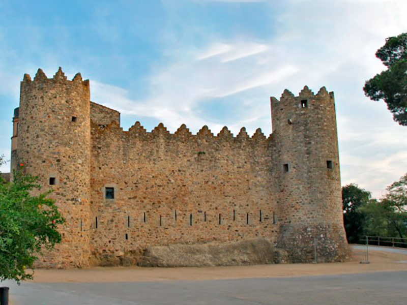 El castell de Calonge acull aquest cap de setmana el Mercat de Nadal de Calonge. (Foto: Ajuntament de Calonge i Sant Antoni).