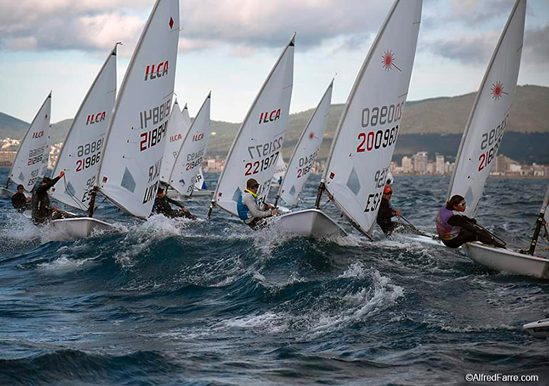 Regatistes de la Christmas Race en l'edició de l'any passat. (Foto: Alfred Farré).