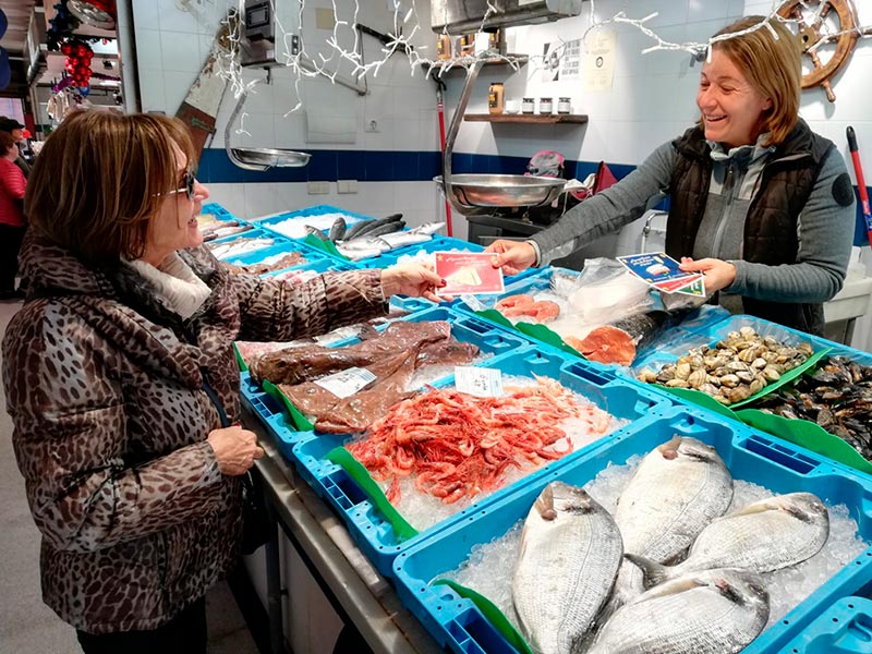 Les peixateries del Mercat Municipal de Palamós promouen la campanya del consum de peix local. (Foto: Ajuntament de Palamós).