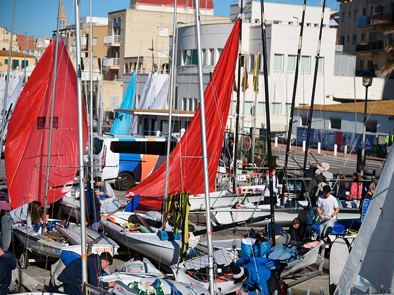 Tripulacions preparant les embarcacions abans de la regata, ahir dilluns. (Foto. Alfred Farré).