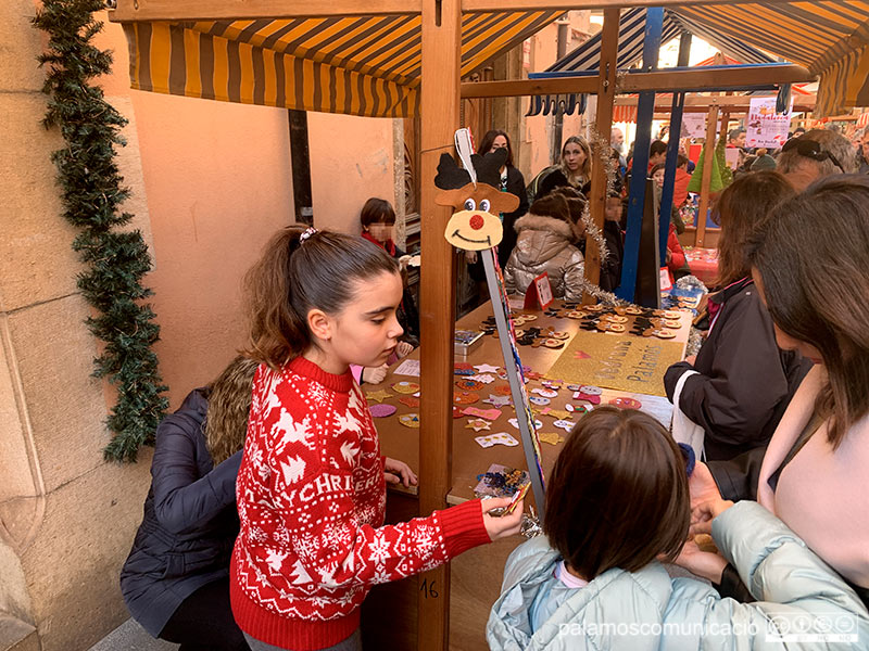 Una de les parades de la Fira Nadalenca amb alumnes de l'Escola Vedruna.