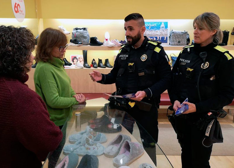 Agents de la Policia Local de Palamós visitant un comerç amb motiu de la campanya informativa de Nadal. (Foto: Ajuntament de Palamós).