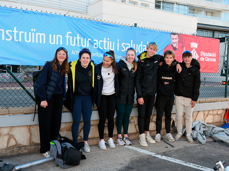 Regatistes de la Christmas Race esperant el vent al CN Costa Brava-Vela Palamós, ahir. (Foto: Alfred Farré).