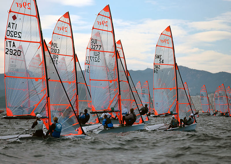 Embarcacions de la classe 29er durant la jornada d'ahir de la Christmas Race. (Foto: Alfred Farré).