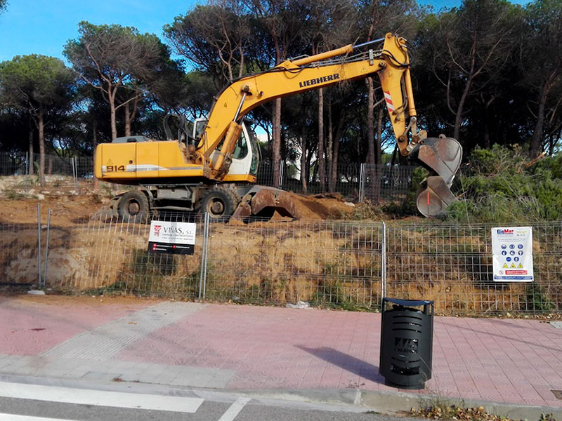 Maquinària talant arbres a l'antic càmping La Fosca. (Foto: SOS Costa Brava).