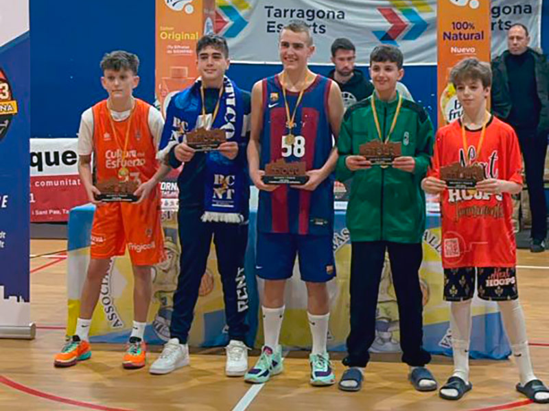 Al centre de la imatge el jugador palamosí del Barça de bàsquet, Biel Mas. (Foto: Família Biel Mas).