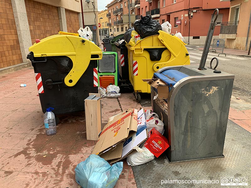 Un grup de contenidors al carrer del Carmel, ahir a primera hora de la tarda.