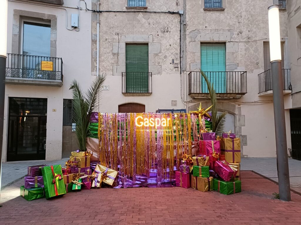 La plaça del Forn ornamentada dins dels actes de 'Segueix l'Estel d'Orient'. (Foto: Ajuntament de Palamós).