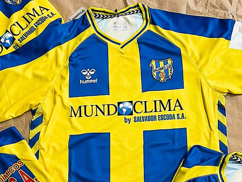 La nova samarreta del Palamós CF per aquest 2024. (Foto: Palamós CF).