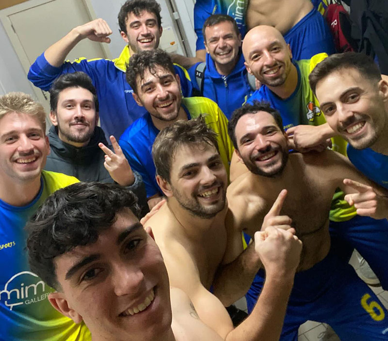 ELs jugadors del sènior masculí del CE Palamós celebrant una victòria en un partit d'aquesta temporada. (Foto: CE Palamós).