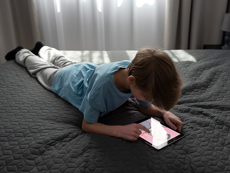 L'estudi ha demostrat que l'ús excessiu de pantalles pot provocar retards en l'aprenentatge. (Foto: freepik.es).