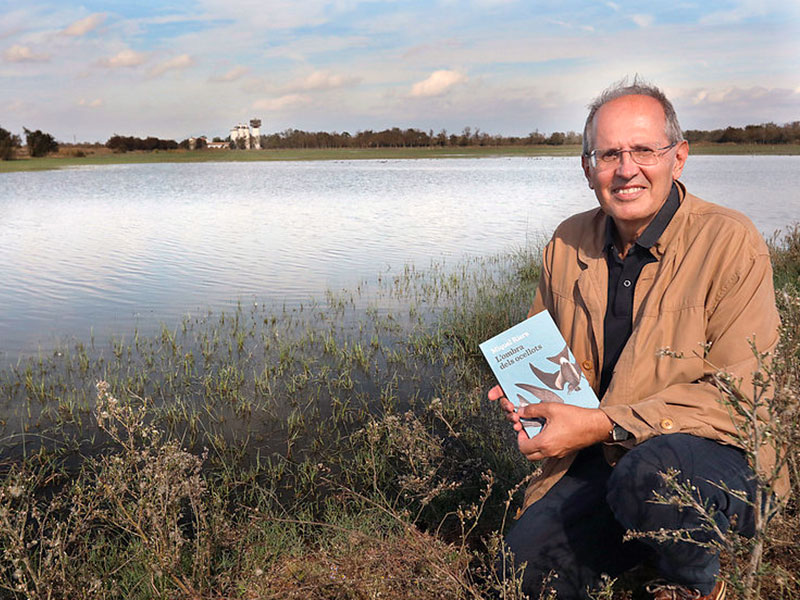 Miquel Riera presenta avui a la Biblioteca, 'Lombra dels ocellots'. (Foto: Manel Lladó - El Punt Avui).