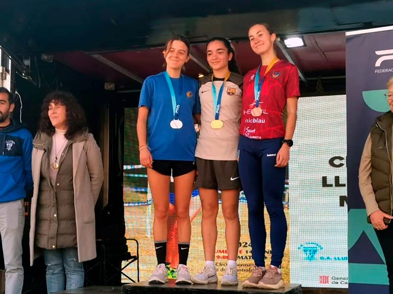 Blanca Batlle, a l'esquerra, segona classificada del Campionat de Catalunya de cros disputat a Mataró. (Foto: AA Palamós).