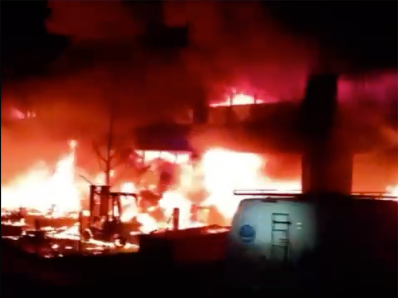 El foc ha calcinat completament la nau del PAEC de Calonge. (Foto: Bombers de la Generalitat).
