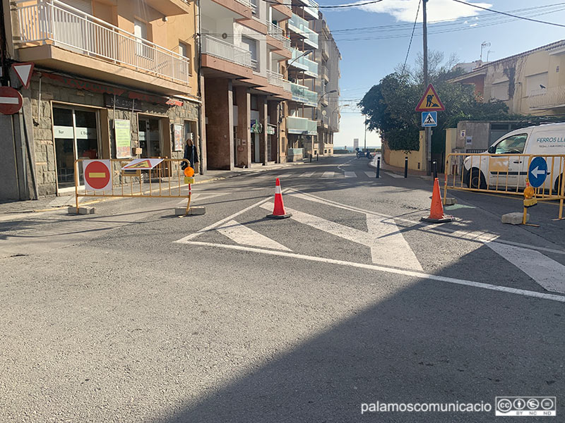 Les obres impedeixen l'accés al passeig del Mar pel carrer del Mar.