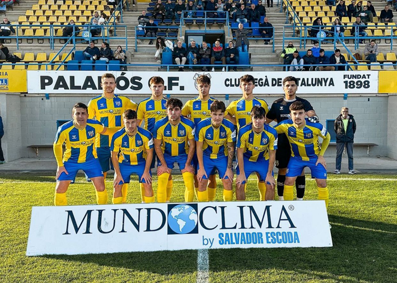 L'onze inicial del Palamós CF davant el Lloret. (Foto: Palamós CF - Laura Heras)
