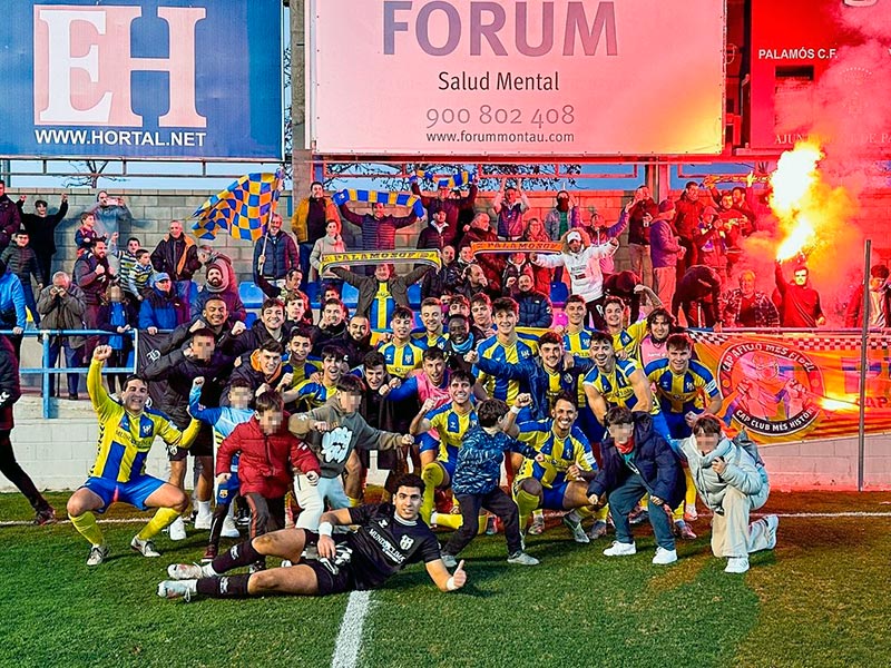 Els jugadors del Palamós i l'afició celebraven dissabte la primera victòria a casa de la temporada. (Foto: Palamós CF).