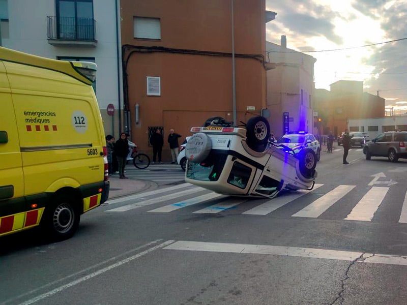 L'accident va deixar un cotxe bolcat amb una persona ferida. (Foto: Policia Local de Palamós).
