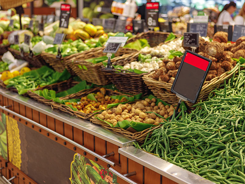 La targeta moneder només permetrà comprar productes de primera necessitat. (Foto: freepik.es).