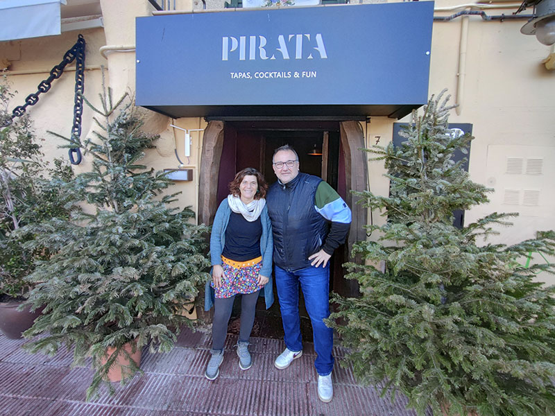 Judit Romeu, de Windy Hoppers Empordà, i David Illa, director del bar El Pirata de Palamós.
