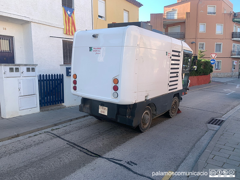 Una de les màquines de neteja viària de Palamós.