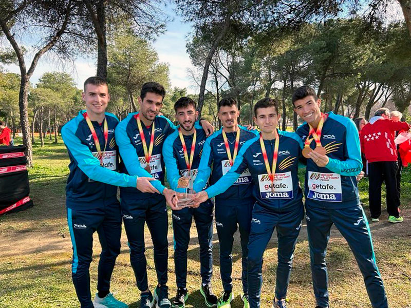 adel Mechaal, a la dreta de la imatge, amb la resta de companys de la Selecció Catalana. (Foto: Federació Catalana d'Atletisme).