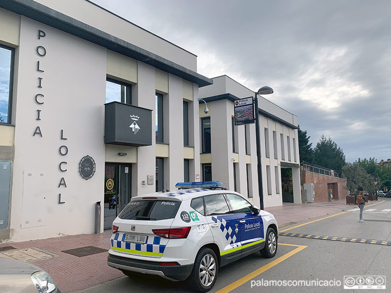 Un vehicle policial estacionat davant de la comissaria de Calonge i Sant Antoni.