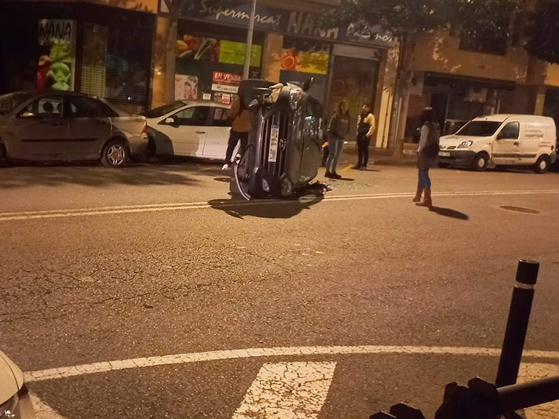 L'accident va deixar un cotxe bolcat a l'Avinguda de Catalunya.