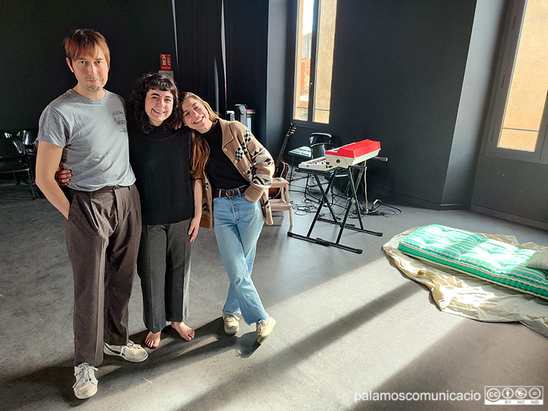 Maria Cambil, a la dreta, acompanyada pels intèrprets de l'obra, la Clàudia Ferrer i en Carles Vidal.