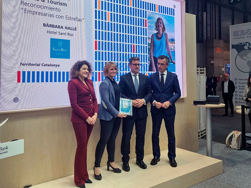Bàrbara Hallé, al centre de la imatge, va rebre el Premi Caixabank Hotels & Tourism a Fitur 2024. (Foto: Grup Costa Brava Centre).