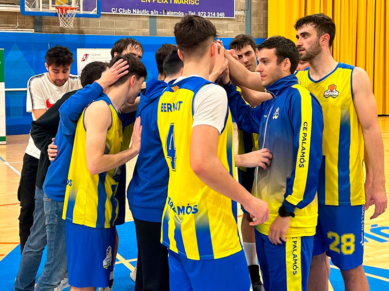 Els jugadors del sènior celebrant la victòria després del partit per només un punt al Farners. (Foto: CE Palamós).