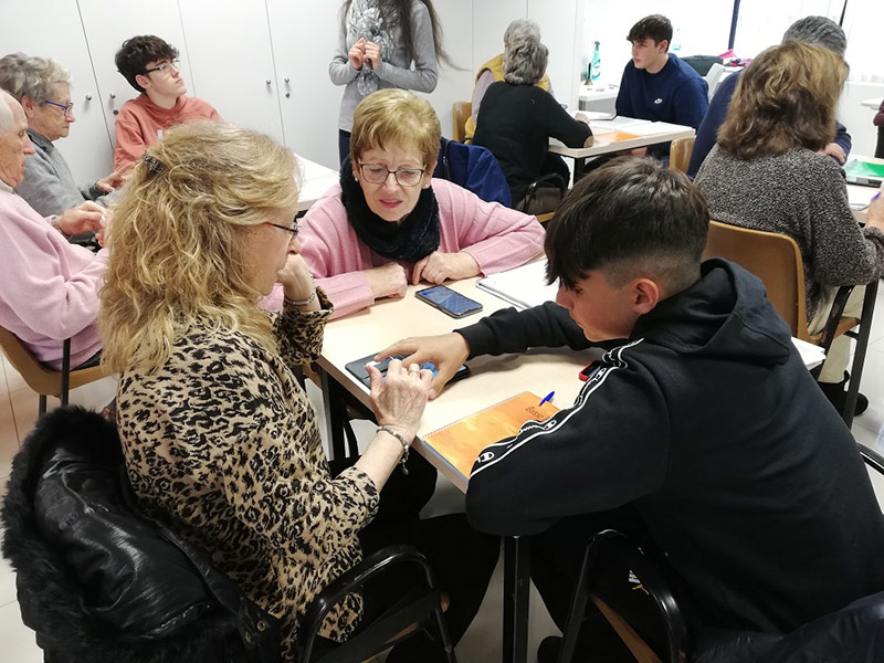 Es faran activitats d'assessorament en l’ús de noves tecnologies per a la gent gran. (Foto: Ajuntament de Palamós).