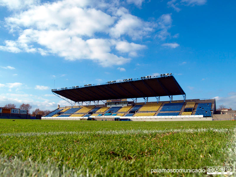 La CUP proposa canviar la gespa natural de l'estadi per gespa artificial.