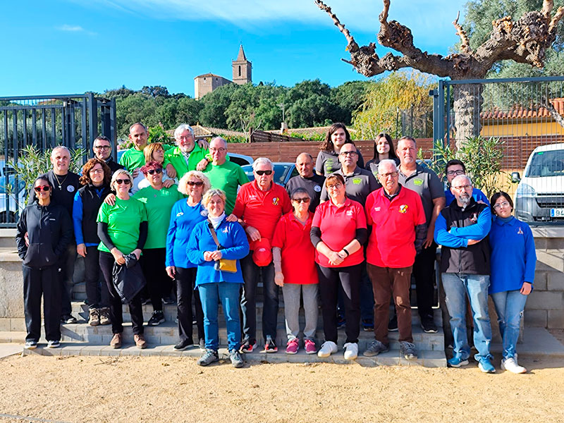 Imatge d'arxiu de dues parelles del Club de Bitlles Catalanes Palamós, amb samarreta vermella. (Foto: Club de Bitlles Catalanes Palamós).