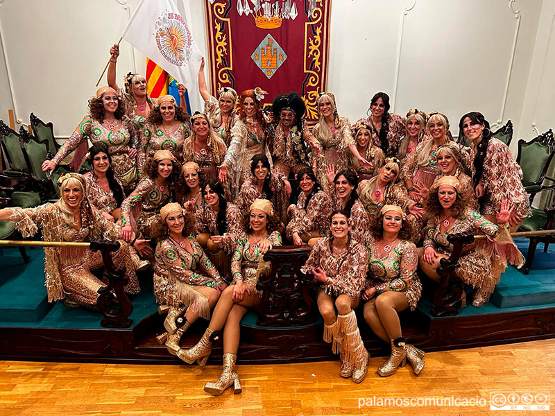 El Rei i la Reina del Carnaval, acompanyats per la colla de Les Arreplegades, ahir a l'Ajuntament. (Foto: Jordi Pano).