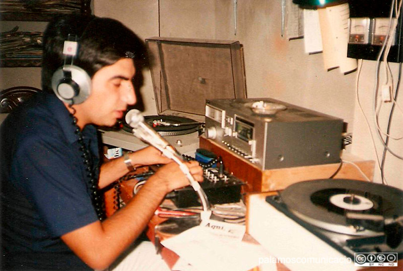 Francesc Sànchez Carcassés fent un dels primers programes emesos per Ràdio Estudiantil de Palamós, l'any 1982.