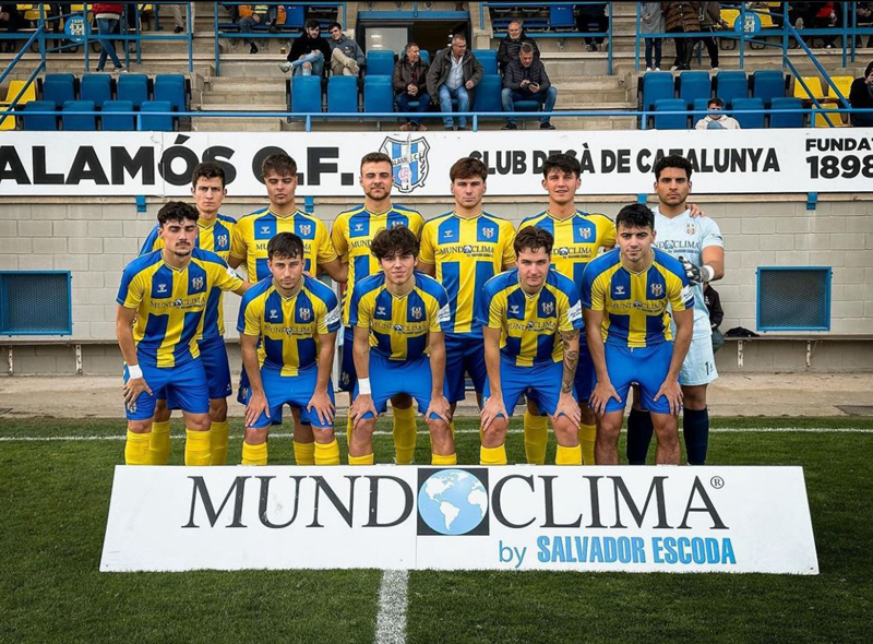 L'onze inicial del Palamós CF davant el Vic. (Foto: Palamós CF - Laura Heras)