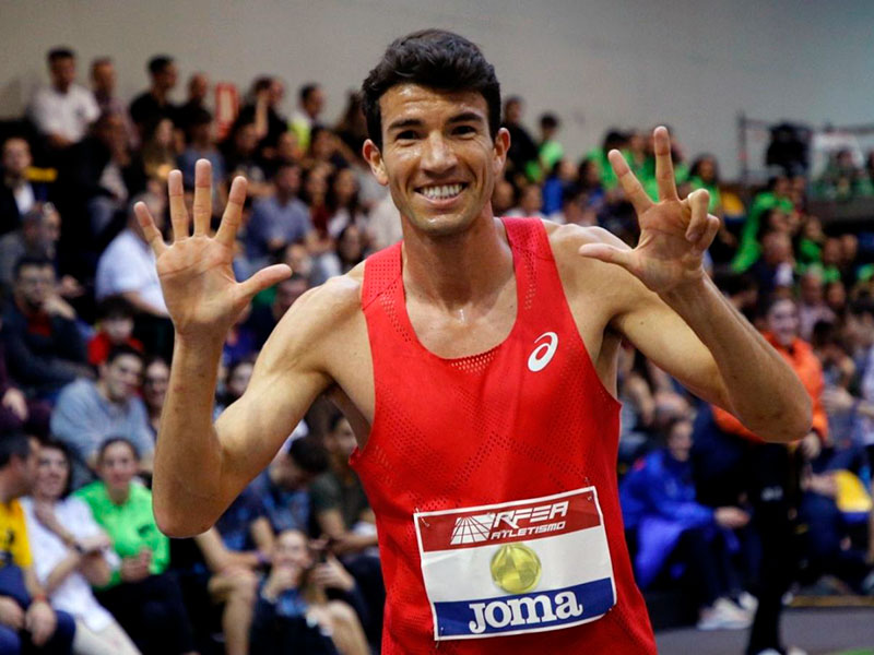 Adel Mechaal, celebrant la victòria a la cursa dels 3.000 metres a Ourense. (Foto: rtve.es).