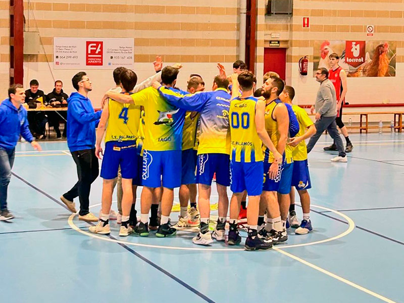 El sènior masculí del CE Palamós celebra la victòria a la pista del Cabrera. (Foto: CE Palamós).