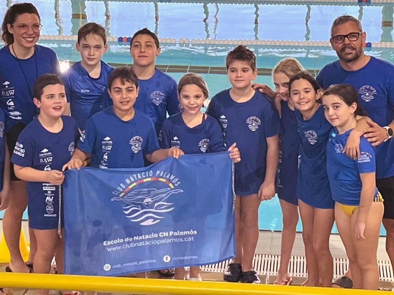 Els nedadors i nedadores benamins i prebenjamins del Club Natació Palamós. (Foto: CN Palamós).