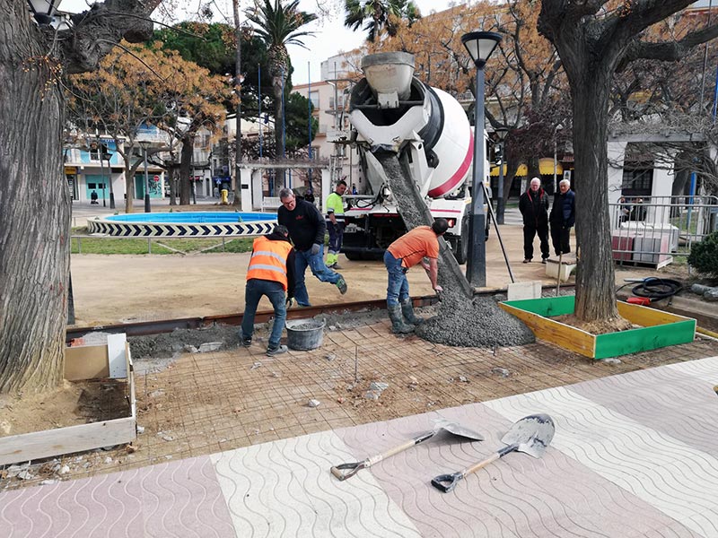La Brigada Municipal fa les feines de millora del passeig del Mar de Palamós. (Foto: Ajuntament de Palamós).