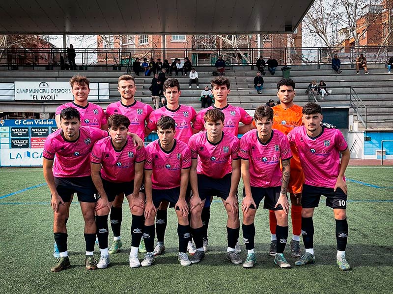 L'onze inicial del Palamós en el partit jugat avui al camp del Can Vidalet. (Foto: Palamós CF - Laura Heras).